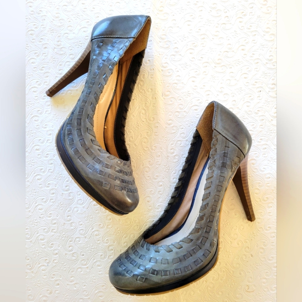 Andrew Geller heels women's sz 7.5 grey/navy